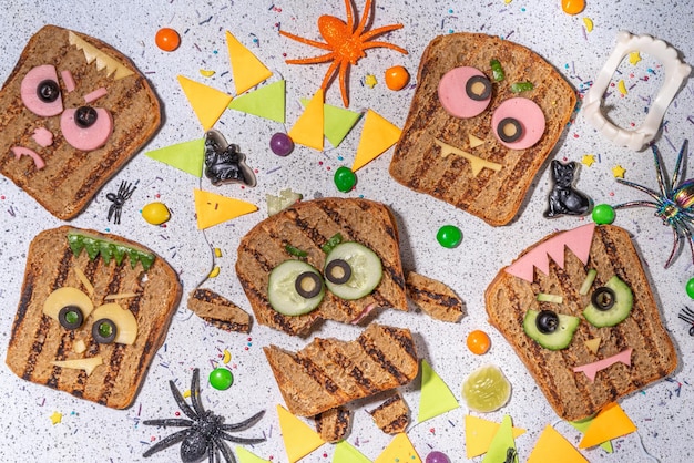 Sándwiches divertidos de monstruos de halloween