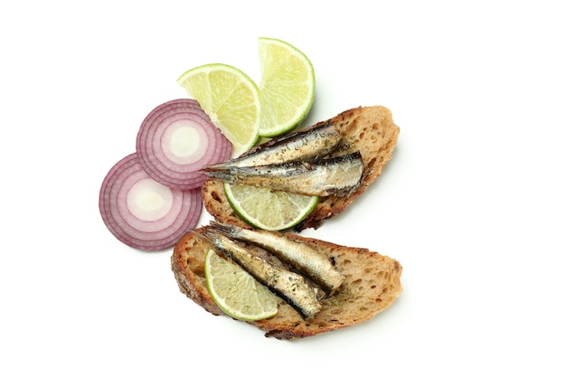 Sándwiches con espadines aislado sobre fondo blanco.