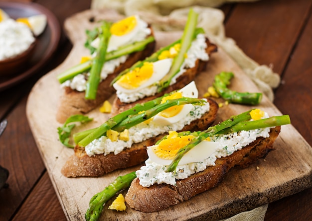 Sandwiches con espárragos, requesón, pimiento y huevos.