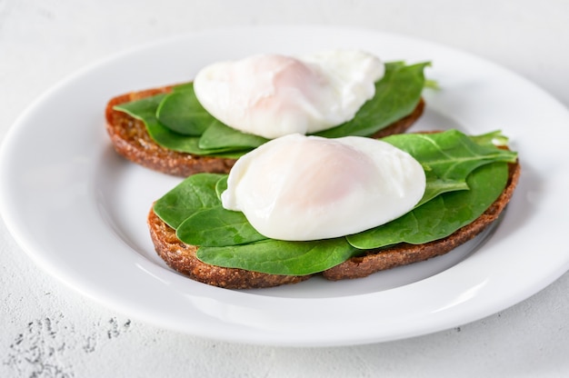 Sandwiches con espinacas y huevo escalfado