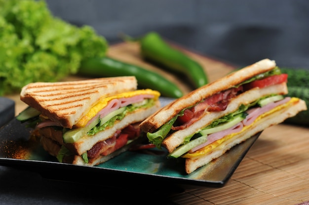 Sandwiches de forma triangular con jamón y tortilla en un plato