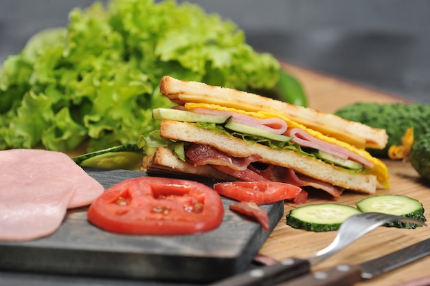 Sandwiches de forma triangular con jamón y tortilla en un plato