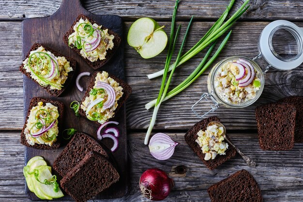 Sándwiches forshmak judíos de arenque, manzana, cebolla