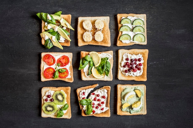 Sándwiches de frutas y verduras en una vista superior de la superficie oscura