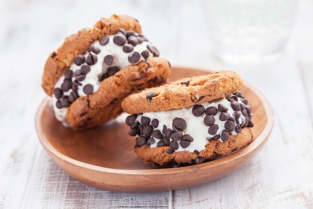 Sándwiches de galleta con helado de chispas de chocolate