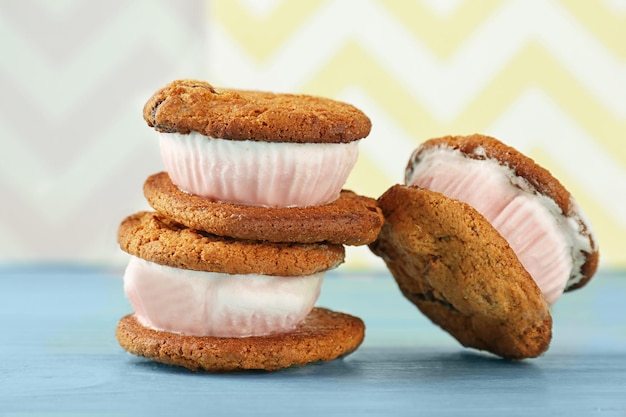 Sándwiches de galletas de helado en el fondo de la pared