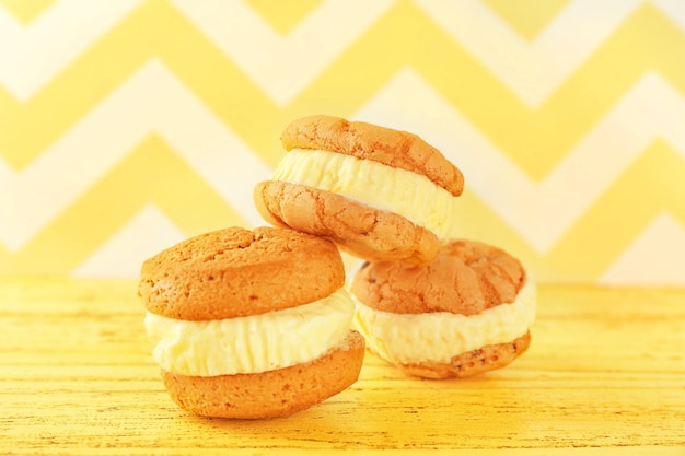 Sándwiches de galletas de helado en el fondo de la pared