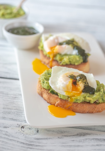 Sandwiches con guacamole y huevos escalfados