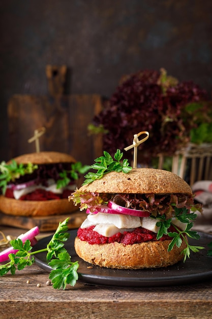 Sandwiches Hamburger mit hausgemachtem Vollkornbrot