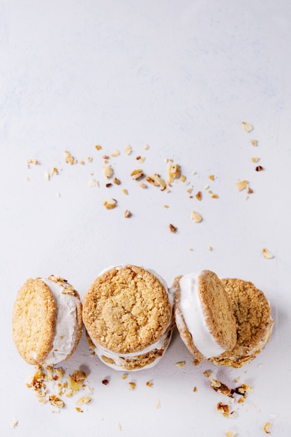 Foto sandwiches de helado en galletas