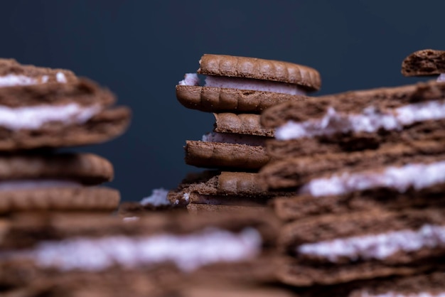 Sándwiches de hojaldre con pepitas de chocolate y relleno cremoso