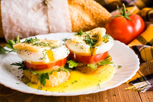 Sandwiches con huevo escalfado, tomate, perejil y queso