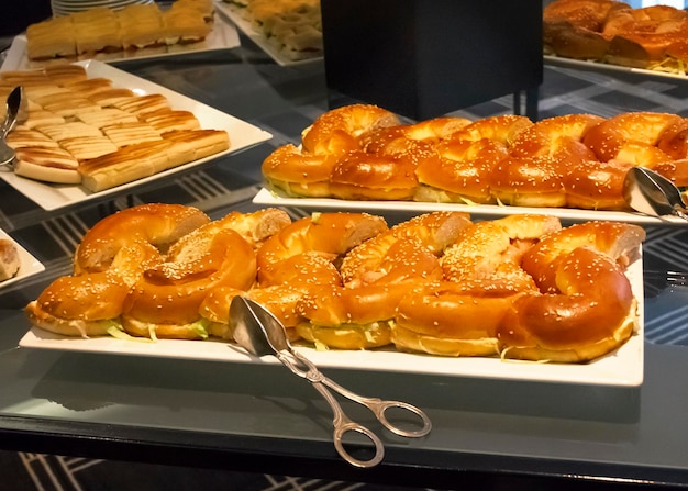 Sandwiches im Food Court mit Zange