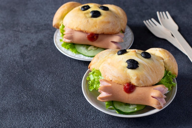 Foto sandwiches in form eines hundes mit wurst auf dunkelgrauem hintergrund kochidee für kinder platz für text