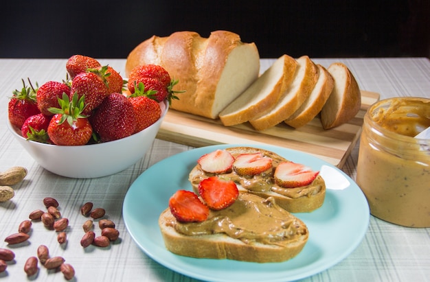 Sándwiches de mantequilla de maní y fresa. Sándwich de mantequilla de maní y mermelada de fresa