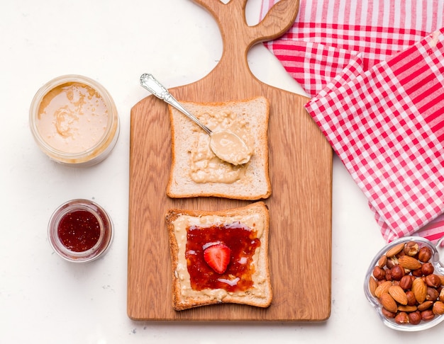 Sándwiches de mantequilla de maní y mermelada