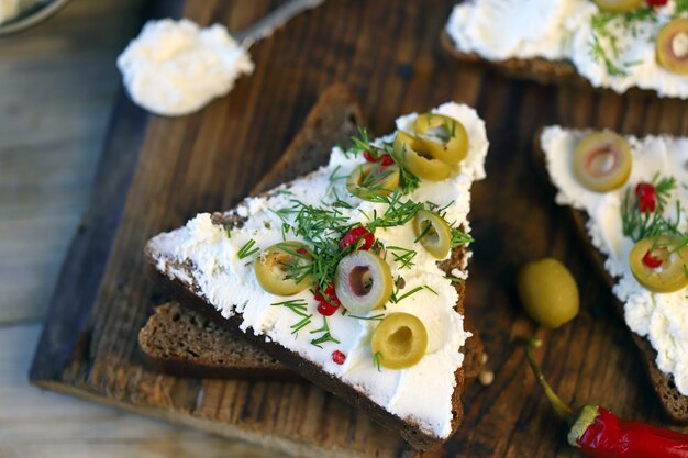 Sándwiches de mascarpone con aceitunas y especias.