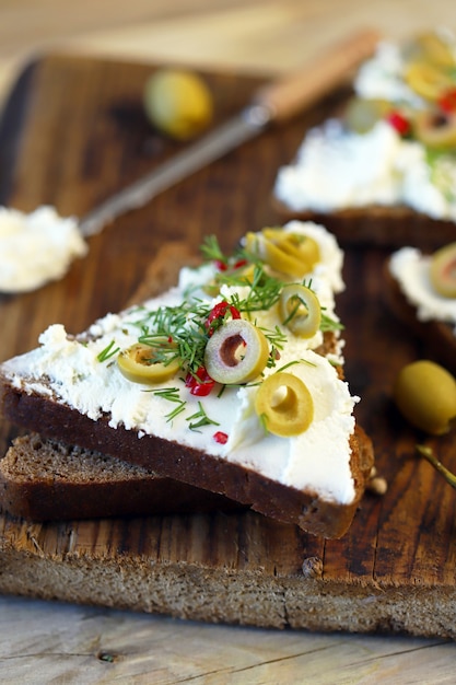 Sándwiches de mascarpone con aceitunas y especias.