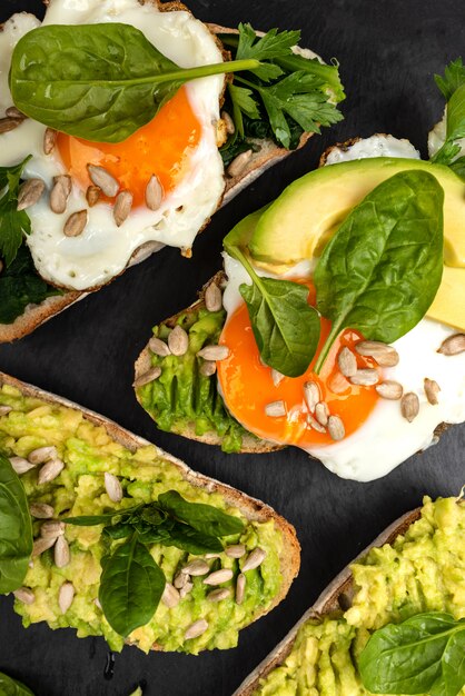 Sandwiches mit Avocado, Spinat und Spiegeleiern