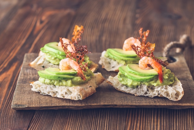 Sandwiches mit Avocado und Garnelen