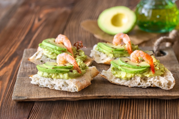 Sandwiches mit Avocado und Garnelen