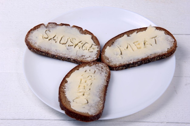 Sandwiches mit der Aufschrift Fleisch, Wurst, Käse in Butter. Symbolisiert die Ernährungskrise