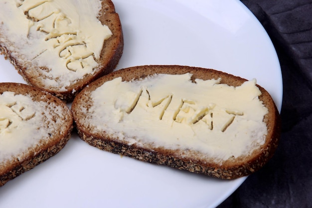 Foto sandwiches mit der aufschrift fleisch, wurst, käse in butter. symbolisiert die ernährungskrise