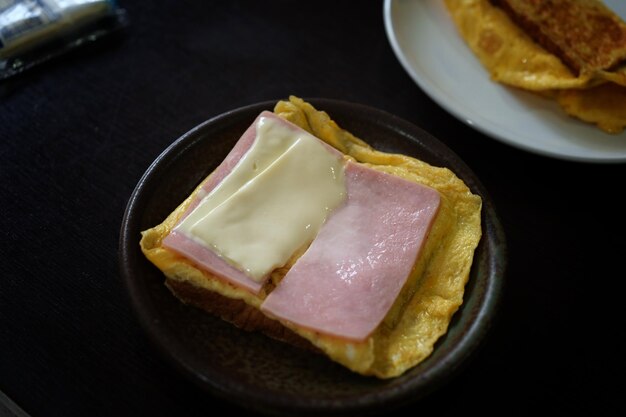 Sandwiches mit Eierschinken und Toastkäse in Schale gebraten