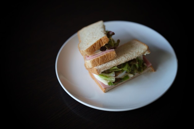 Sandwiches mit Eierschinken und Toastkäse in weißer Schale gebraten