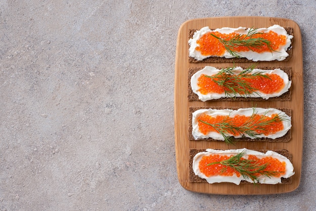 Sandwiches mit Forellenkaviar, Quark, Dill, Flachbett, Ketodiät.