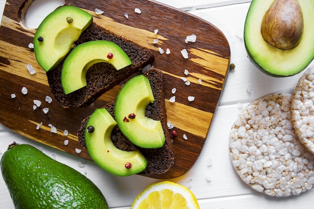 Foto sandwiches mit frischen reifen avocados und dunklem brot