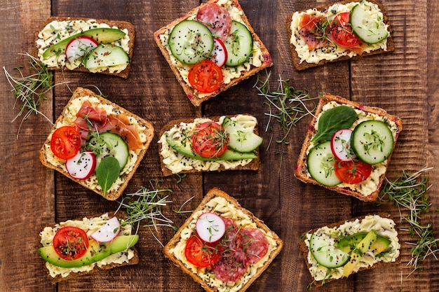 Sandwiches mit Frischkäse, Gemüse und Salami