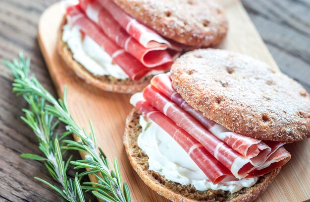 Sandwiches mit Frischkäse und Jamon