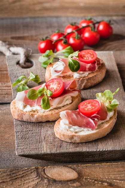 Sandwiches mit Frischkäse und Schinken