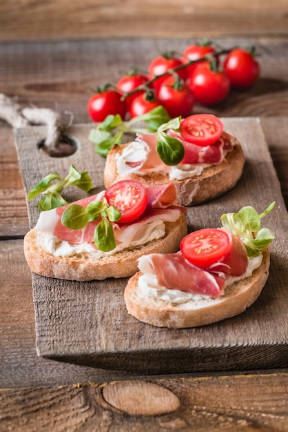 Sandwiches mit Frischkäse und Schinken