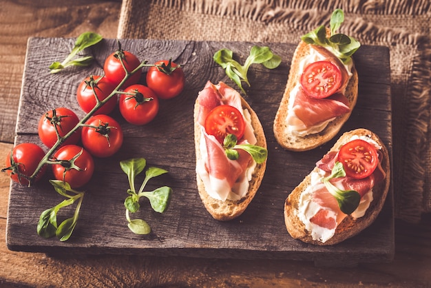 Sandwiches mit Frischkäse und Schinken