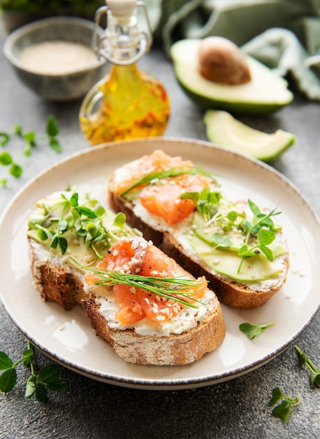 Sandwiches mit gesalzener Lachs-Avocado und Microgreens