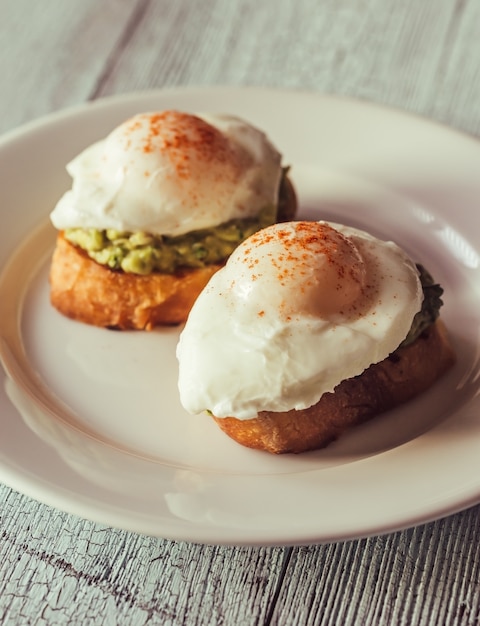 Sandwiches mit Guacamole und pochierten Eiern