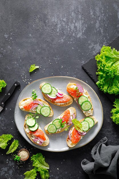 Sandwiches mit hausgemachtem Ciabatta-Brot, gesalzenem Lachs, Fisch, Feta-Käse, Gurken, Zwiebeln und frischem Salat