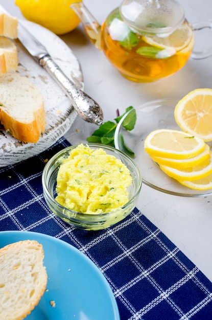 Sandwiches mit hausgemachter Kräuterbutter und Gewürzen