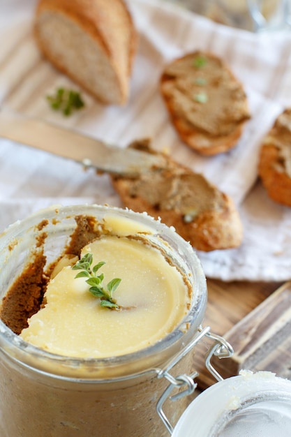 Sandwiches mit hausgemachter Leberpaste und einem Topf Paste auf einem Tisch