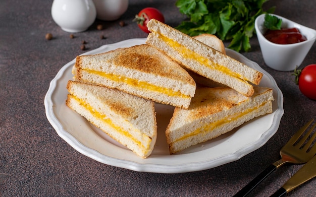 Foto sandwiches mit in der pfanne gebratenen eiern und käse, die zum frühstück mit tomatensauce serviert werden