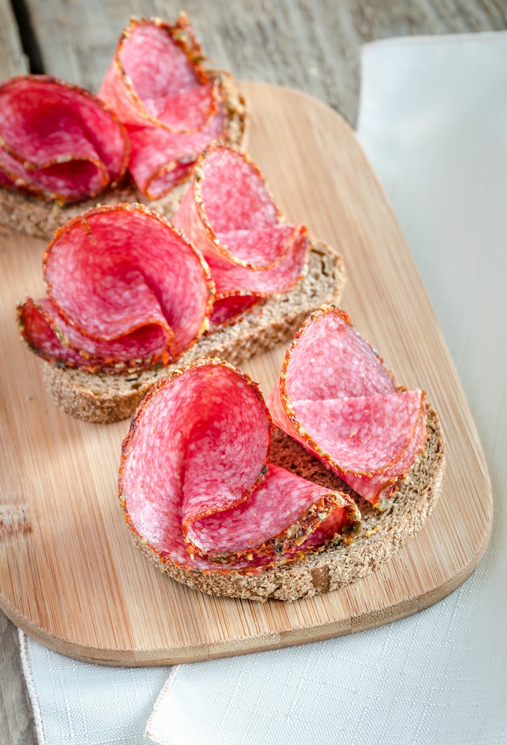 Foto sandwiches mit italienischer salami
