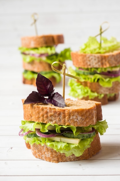 Sandwiches mit Käse, Gurken und Zwiebeln mit Weizenbrot.