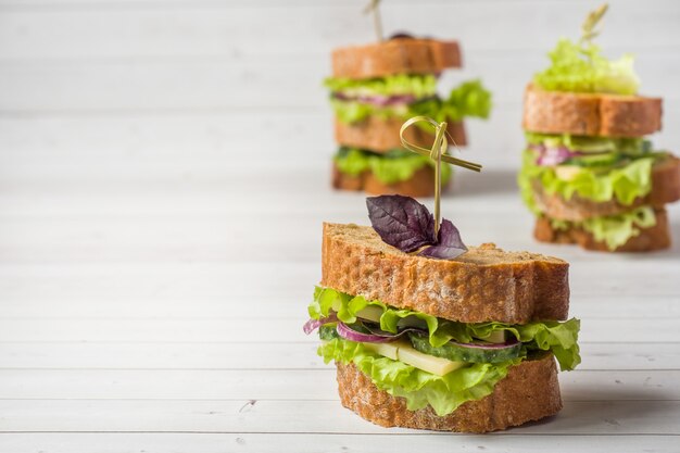 Sandwiches mit Käse, Gurken und Zwiebeln mit Weizenbrot.