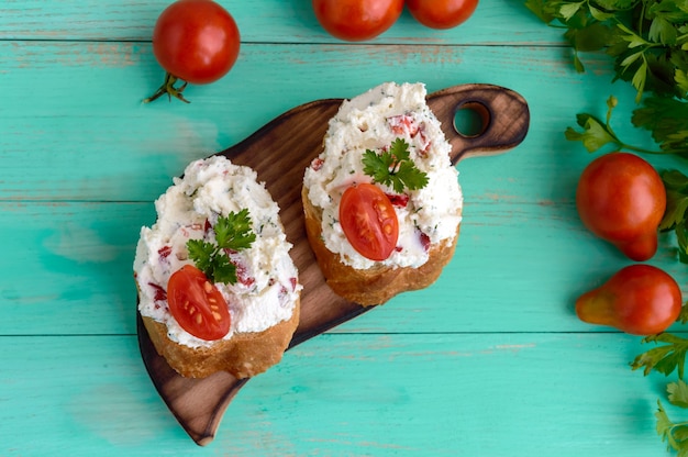 Sandwiches mit Käse und Tomaten