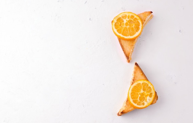 Foto sandwiches mit orangenmarmelade auf weiß