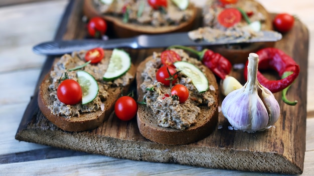 Sandwiches mit Pastete auf einem Holzbrett