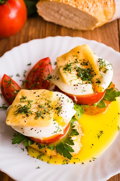 Sandwiches mit pochiertem Ei, Tomaten, Petersilie und Käse