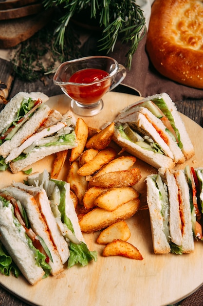 Sandwiches mit roter Sauce und rustikalen Kartoffelschnitzen